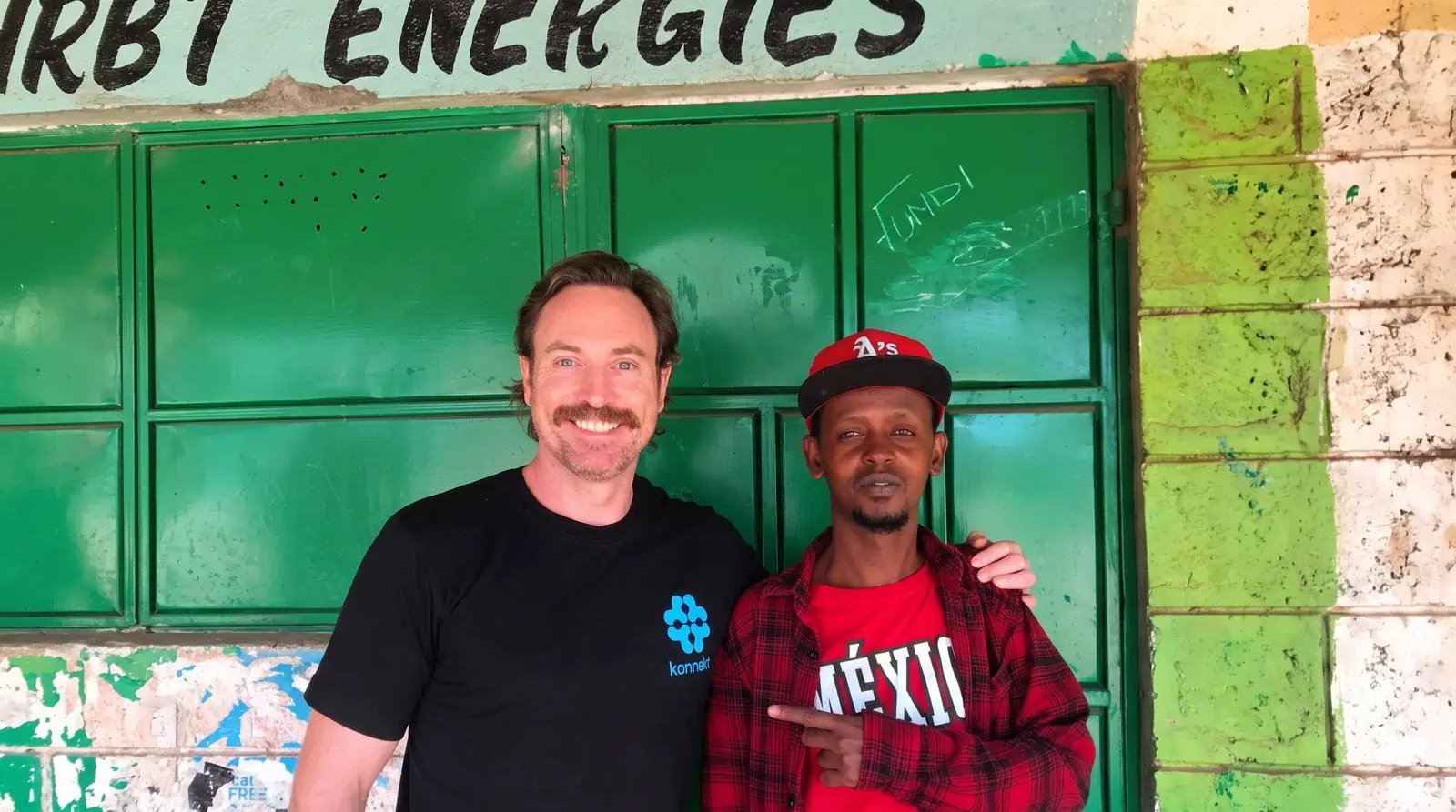 Shaun Morgan with a konnekt customer during the visit.