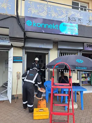 A konnekt technician at the Experience Centre storefront
