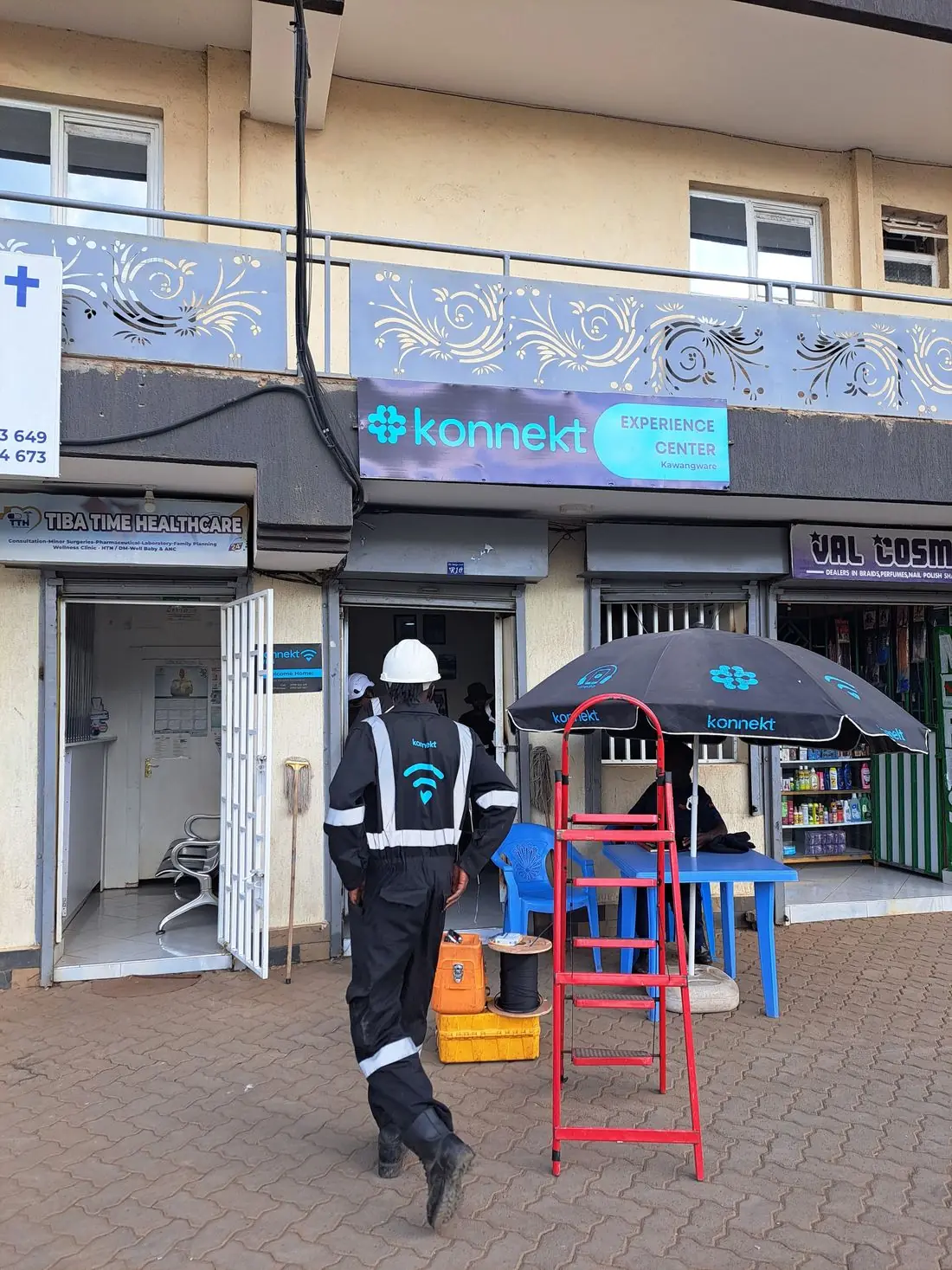 A konnekt technician arriving at the konnekt Experience Centre storefront